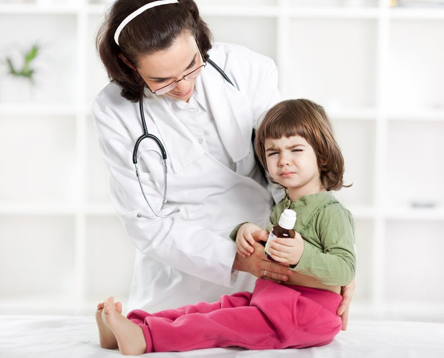 医生检查孩子是否有蠕虫症状