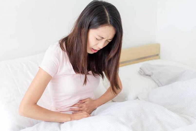 腹痛是蠕虫感染的常见症状。